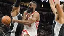 Aksi pemain Houston Rockets, James Harden memberikan umpan melewati adangan dua pemain Spurs pada lanjutan NBA basketball game di AT&T Center, San Antonio, (1/02/2018). Houston menang 102-91. (AP/Darren Abate)