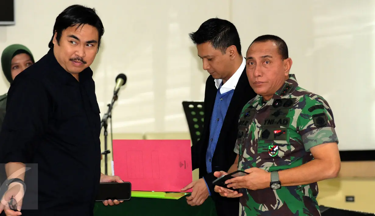 Ketua Umum PSSI, Edy Rahmayadi (kanan) berbincang dengan Sekjen Ade Wellington usai memberi arahan kepada para wasit saat upacara pengucapan sumpah dan janji di Makostrad, Jakarta, Kamis (2/2). (Liputan6.com/Helmi Fithriansyah)