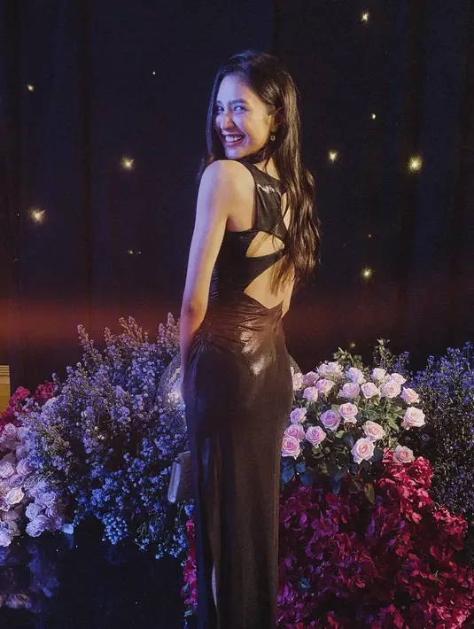 Mikha Tambayong kondangan pakai dress tanpa lengan berwarna hitam berkilauan dengan detail cut-outs di bagian punggungnya. [Foto: Instagram/miktambayong]