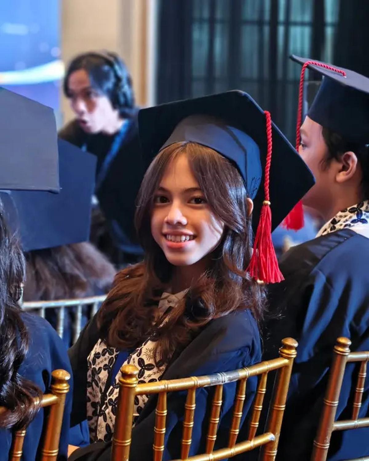 7 Fashion Wulan Guritno Hadiri Wisuda Anak, Tampil Cantik Elegan Pakai Outfit Serba Hitam
