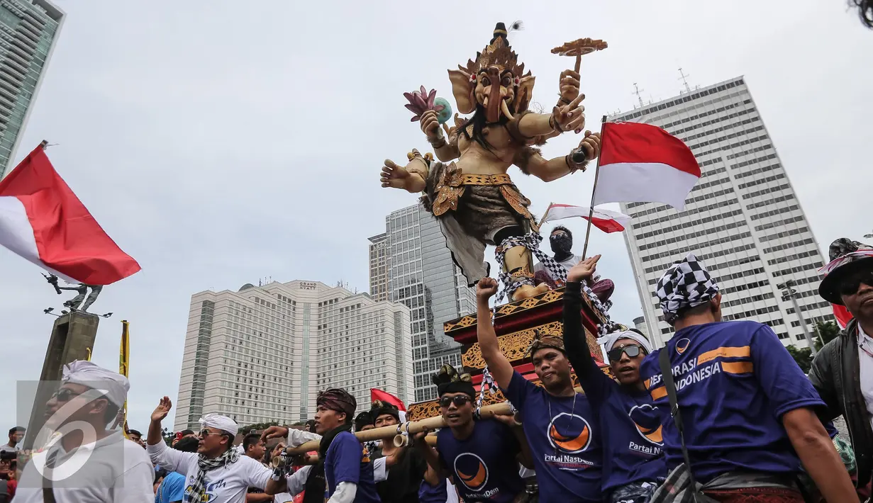 Pawai Ogoh-ogoh memeriahkan aksi Kita Indonesia di kawasan Bundaran HI, Jakarta, Minggu (04/12). Ogoh-ogoh atau boneka raksasa yang melambangkan Bhuta Kala (sifat-sifat buruk) ini ikut meramaikan parade kebudayaan. (Liputan6.com/Fery Pradolo)