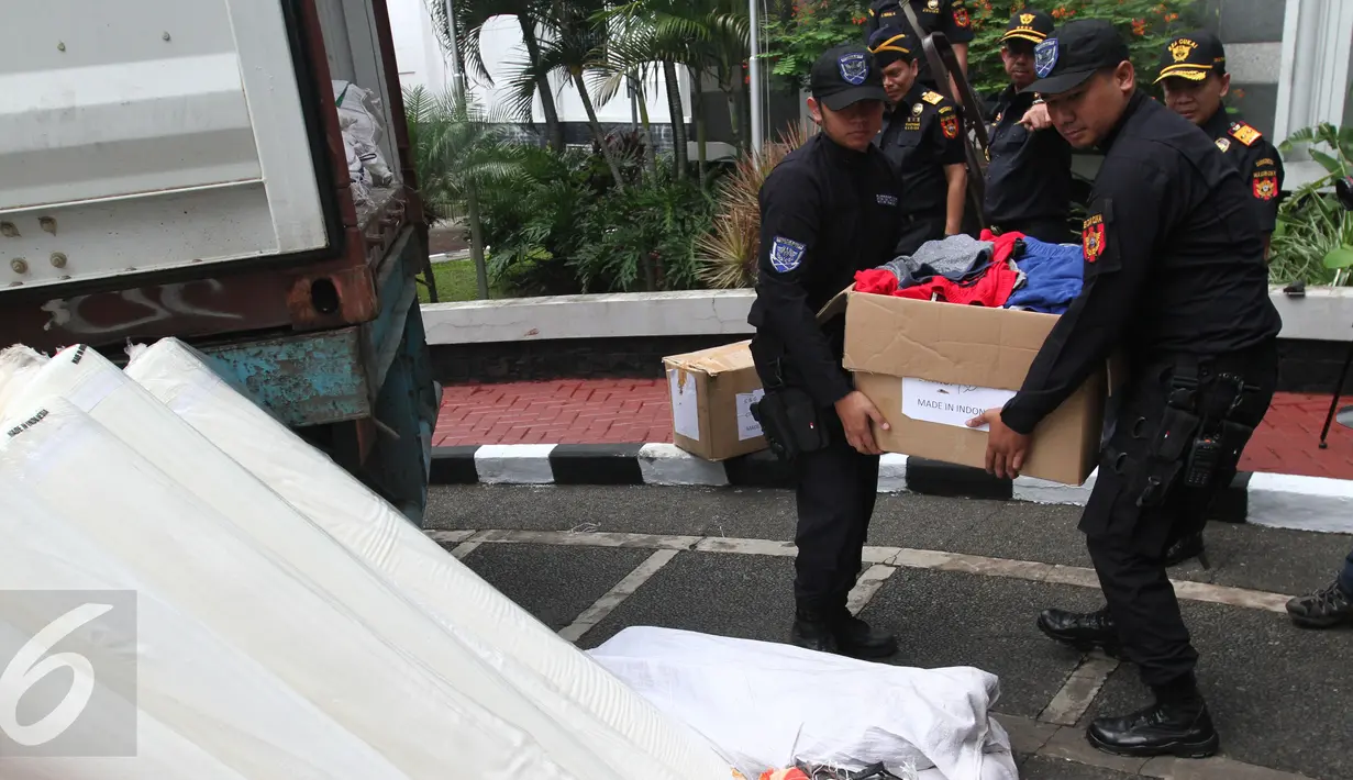 Ditjen Bea dan Cukai Kementerian Keuangan menata barang-barang tekstil selundupan, di Jakarta, Rabu (3/5). Barang-barang tekstil selundupan tersebut berupa pakaian, kain yang merupakan produksi dari PT SPL di Bandung. (Liputan6.com/Angga Yuniar)