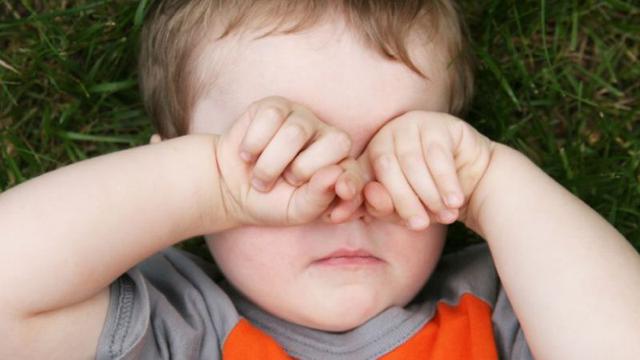 Mata Tertutup Lem, Bocah Ini Teriak Kesakitan