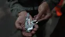 Petugas gabungan menemukan obat tramadol di salah satu lapak pedagang saat melakukan razia peredaran obat di kawasan KS Tubun, Tanah Abang, Jakarta Pusat, Selasa (13/10/2026). (KLY/Budy Santoso)