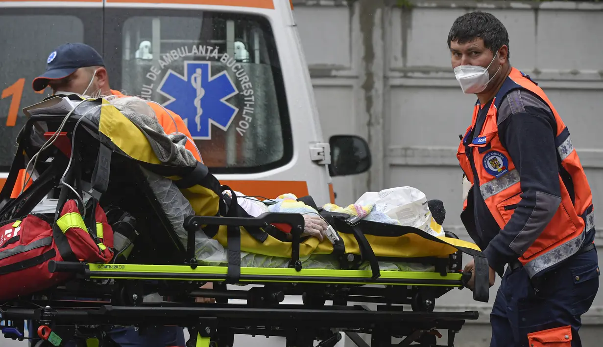 Paramedis membawa pasien lanjut usia ke ruang gawat darurat yang berubah menjadi unit COVID-19 di rumah sakit Bagdasar-Arseni, Bucharest, Selasa (12/10/2021). Rumania pada Selasa mencatatkan jumlah tertinggi infeksi corona dan kematian dalam sehari sejak pandemi dimulai. (AP Photo/Andreea Alexandru)