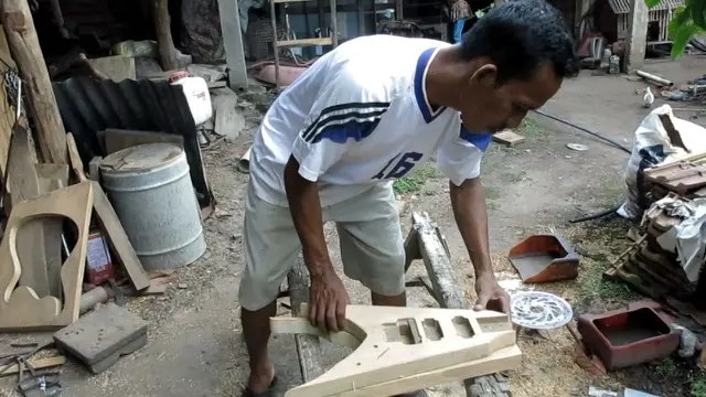Kreasi Warga Ogan Ilir Ciptakan Gitar Kayu untuk Konser Organ Tunggal
