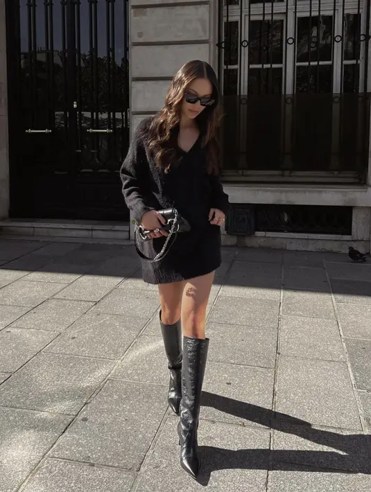 <p>Dengan Knit dress, Alyssa Daguise memadukan gayanya dengan boots hitam yang hadirkan statement pada gayanya. [Foto: Instagram/ Alyssa Daguise ]</p>