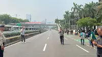 Jalan Gatot Soebroto tepatnya di depan Gedung DPR/MPR Sudah Ditutup (Foto: Radityo/Liputan6.com)