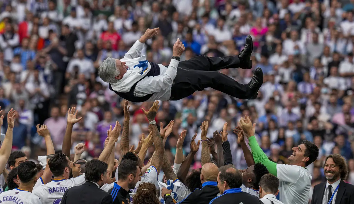 <p>Pemain Real Madrid melempar pelatih Carlo Ancelotti untuk merayakan gelar La Liga Spanyol usai pertandingan melawan Espanyol di stadion Santiago Bernabeu di Madrid, Sabtu  (30/4/2022). Ini adalah trofi Liga Spanyol kedua Madrid dalam tiga tahun terakhir, setelah musim 2019/2020. (AP Photo/Bernat Armangue)</p>