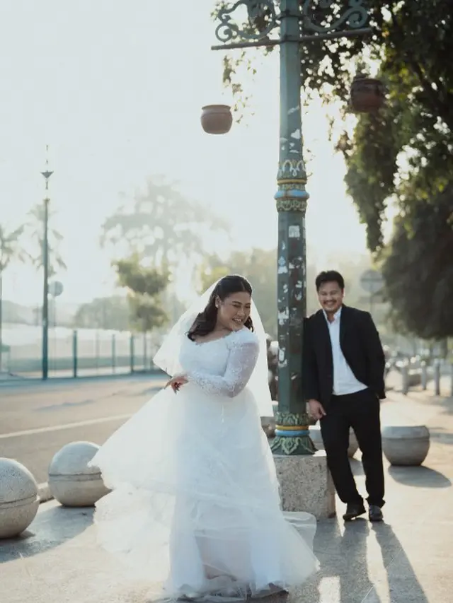 Model Gaun Brokat Boiyen saat Prewedding di Jogja