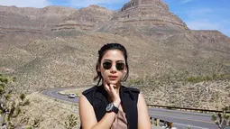 Kamu bisa contek inspirasi fashion pemain '99 Nama Cinta' saat traveling ke Grand Canyon, Arizona, Amerika Serikat ini. Tetap memesona dengan sleeveless outer warna hitam dan tambahan sunglasses.(Liputan6.com/IG/@adindathomas)