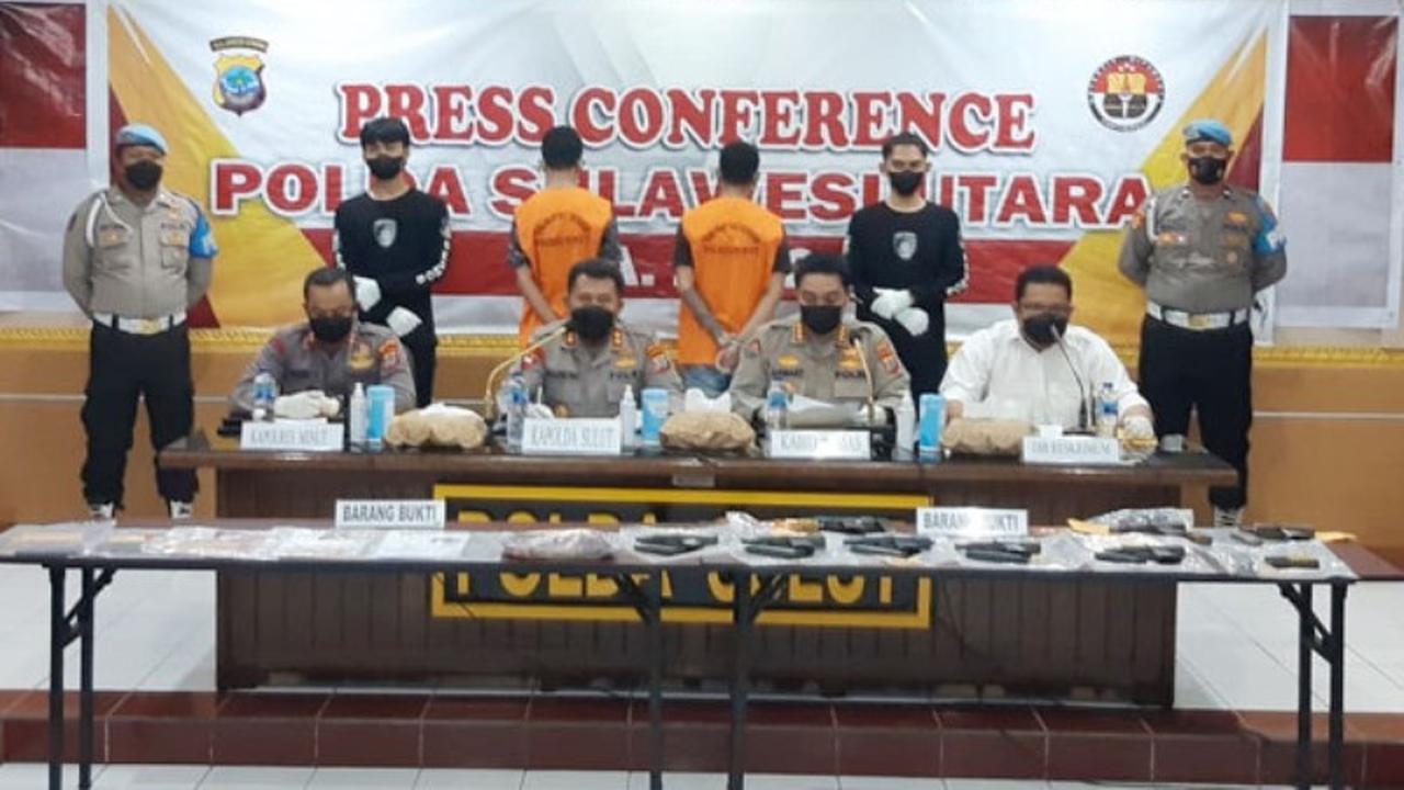 Jumpa pers yang digelar di Markas Polda Sulut terkait kasus senjata api ilegal.