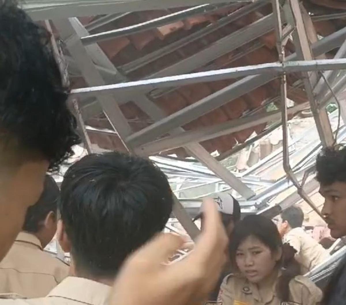"Saat kejadian itu di dalam kelas ada 31 orang. Korban luka 7 orang, yang 4 orang dibawa ke RSUD Leuwiliang dam 3 lainnya dibawa ke tukang urut terdekat," jelas Adam.<br>