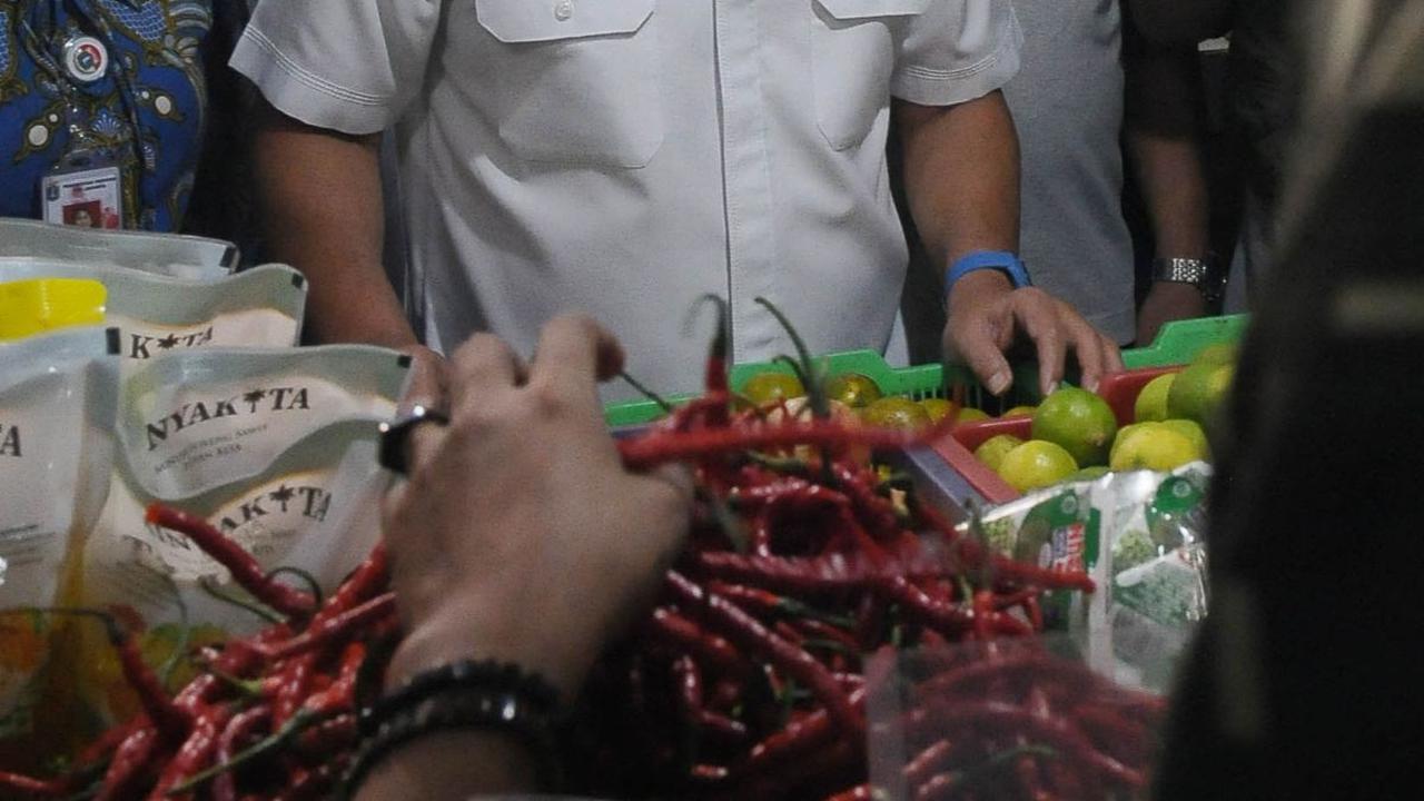 FOTO: Mendag Zulhas Sidak Pasar Kramat Jati Pastikan Ketersediaan Bahan Pokok