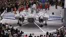 Pengunjung melihat pesawat "x-wing pilots" yang merupakan model pesawat di film Star Wars, Bandara Changi, Singapura, Kamis (12/11/2015). Acara ini bertepatan dengan tur media Star Wars bertema All Nippon Airways ANA R2D2 Boeing 787. (REUTERS/Edgar Su) 