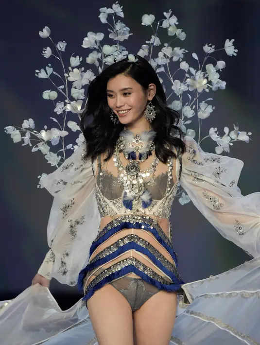 Model Tiongkok, Ming Xi berjalan di atas catwalk memperagakan koleksi lingerie pada Victoria’s Secret Fashion Show 2017 di Shanghai, Senin (20/11). Ming sempat tergelincir dan jatuh tersungkur di catwalk. (FRED DUFOUR/AFP)
