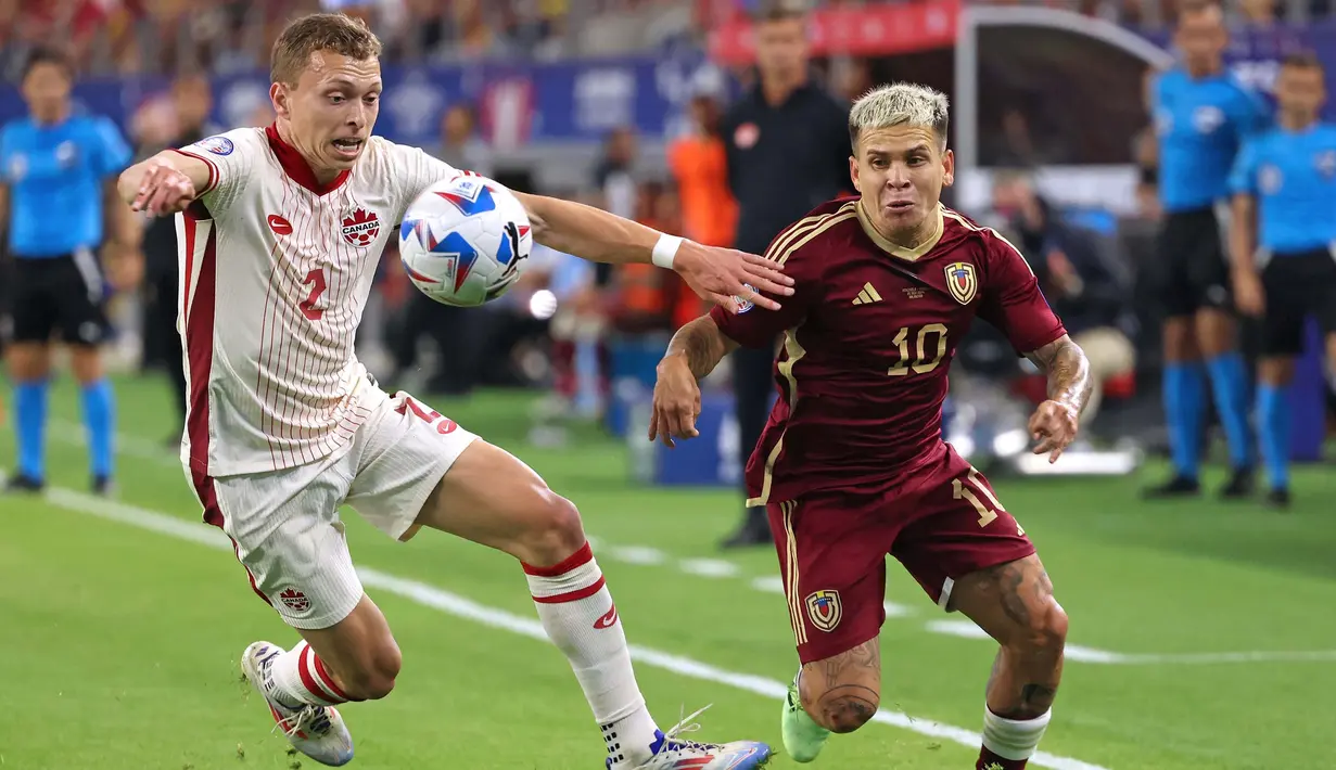Laga kedua tim berlangsung ketat dan saling adu serang. (CHARLY TRIBALLEAU/AFP)