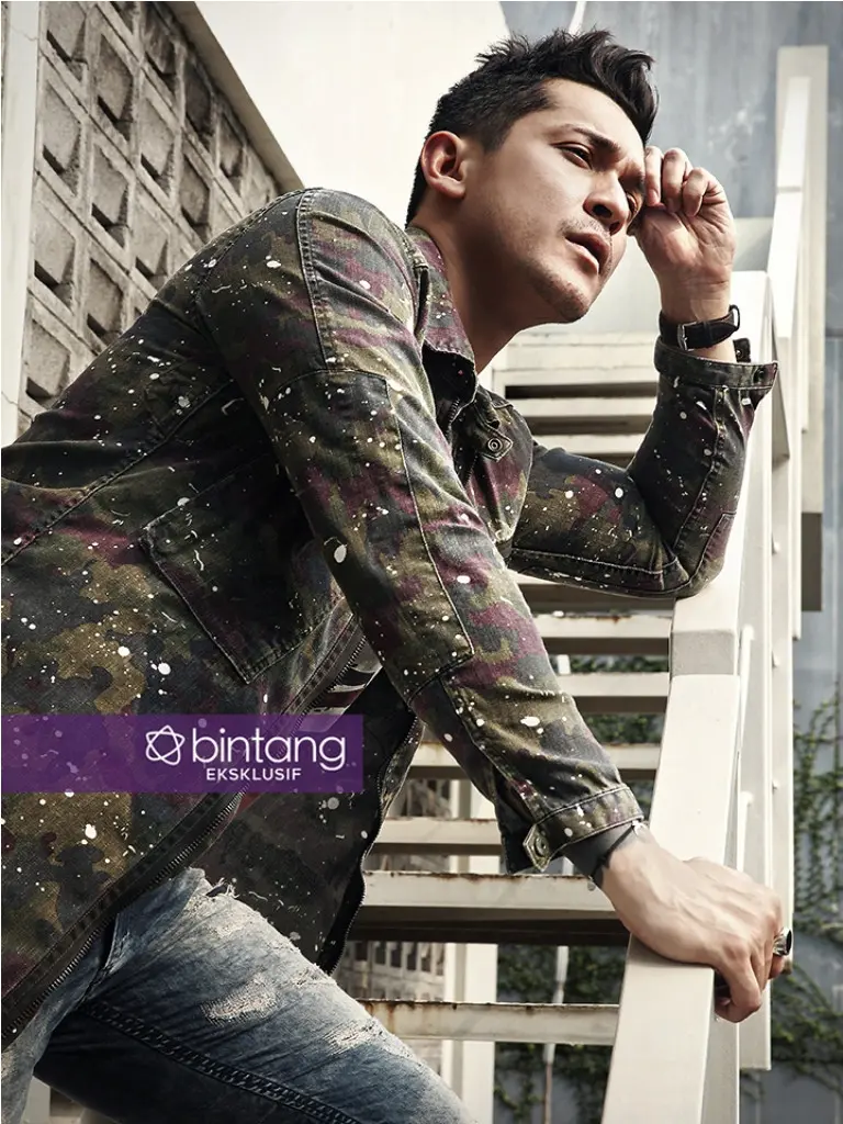 Miller Khan fokus bermain film. (Fotografer: Bambang E. Ros, Stylist : Indah Wulansari, Digital Imaging: Muhammad Iqbal Nurfajri/Bintang.com)