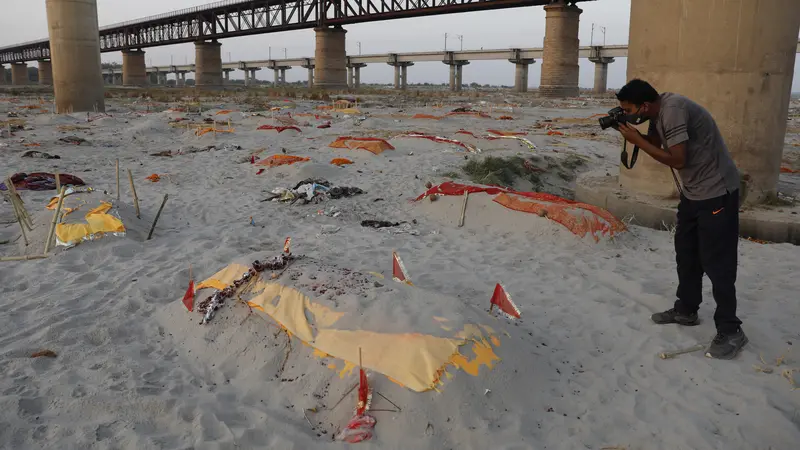 Ratusan Jenazah Ditemukan Terkubur di Sepanjang Tepi Sungai India