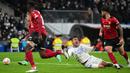 Pada menit ke-42 Real Madrid mendapat hadiah penalti usai Casemiro dijatuhkan Mouctar Diakhaby di dalam kotak penalti. (AFP/Gabriel Bouys)