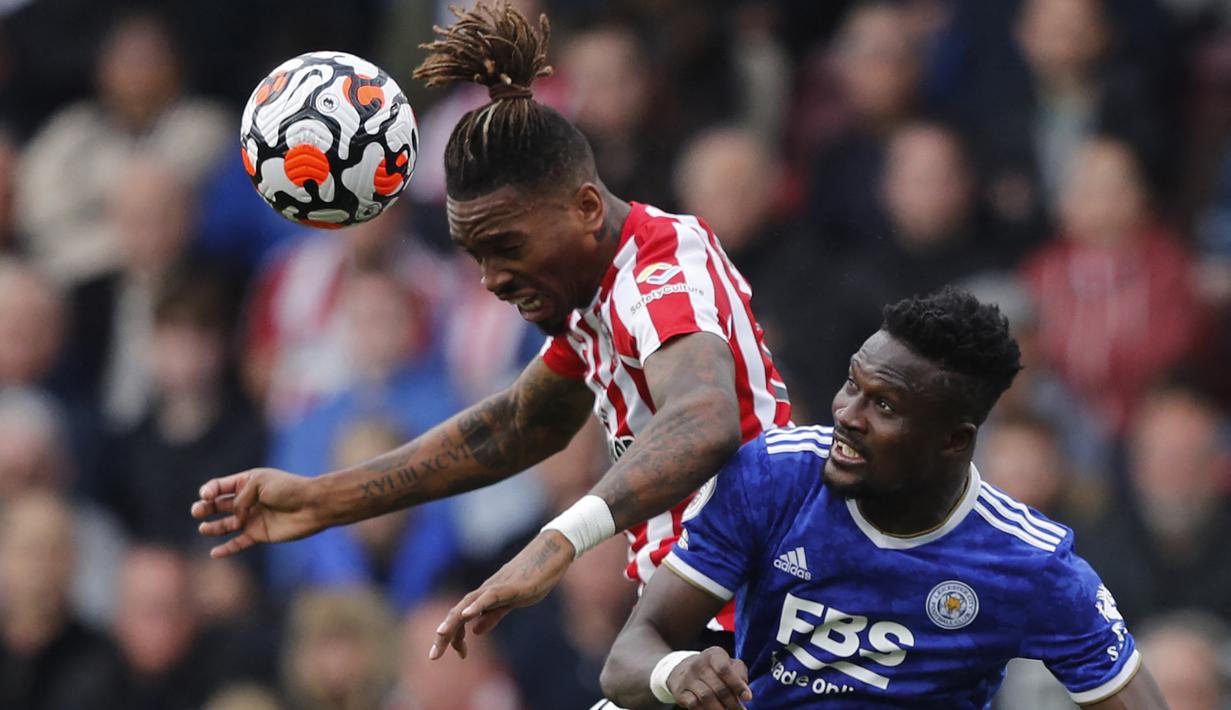 Ivan Toney (kiri). Striker berusia 25 tahun ini mampu membawa Brentford sebagai tim promosi sempat bersaing di papan atas pada awal musim ini. Hingga pekan ke-16, ia telah mencetak 4 gol dan 2 assist dari total 14 laga dimana ia juga tercatat 12 kali terperangkap offside. (AFP/Adrian Dennis)