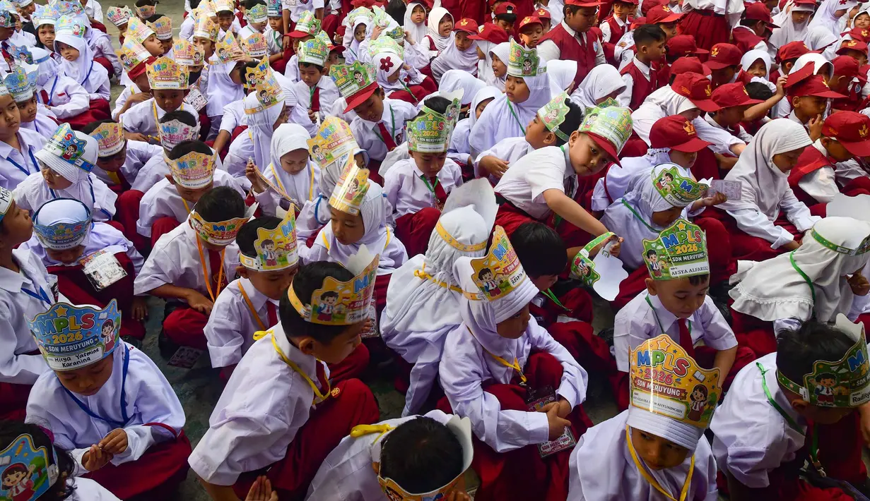 Murid baru kelas satu saat mengikuti pelaksanaan MPLS (Masa Pengenalan Lingkungan Sekolah) di SDN Meruyung, Depok, jawa Barat, Senin, 13 Juli 2007. (KLY/ Arie Basuki)