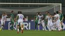 Para pemain Arema FC merayakan gol yang dicetak oleh Johan Alfarizie ke gawang PSS Sleman dalam laga pekan ke-3 BRI Liga 1 2021/2022 di Stadion Pakansari, Bogor, Minggu (19/9/2021). Arema FC kalah 1-2. (Bola.com/M Iqbal Ichsan)