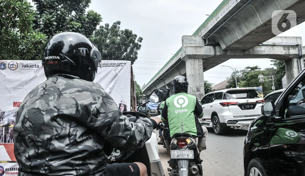 Kendaraan terjebak macet saat melintas di Jalan Kapten Tendean, Mampang Prapatan, Jakarta, Senin (5/4/2021). Kemacetan arus lalu lintas dari arah Jalan Kapten Tendean menuju kawasan Blok M itu disebabkan adanya proyek galian kabel Sarana Jaringan Utilitas Terpadu. (merdeka.com/Iqbal S Nugroho)