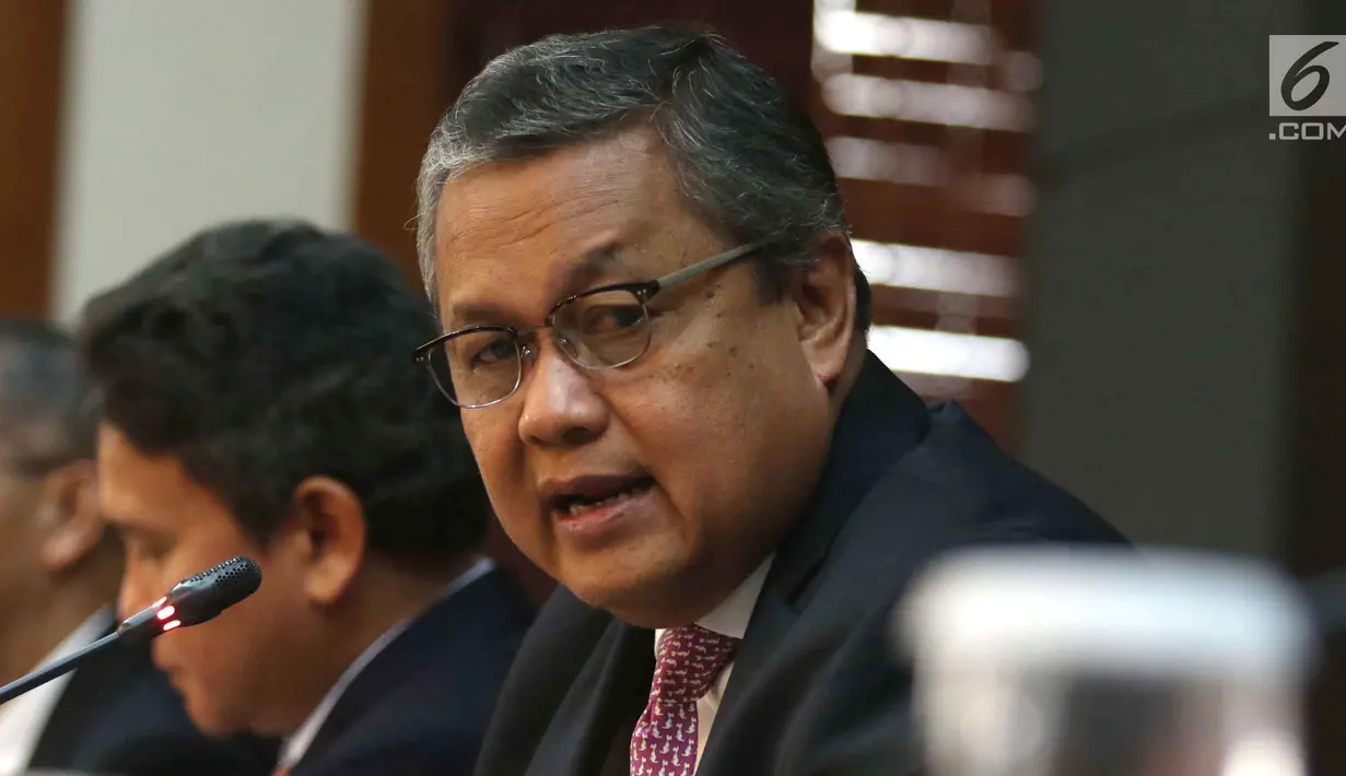 Gubernur BI Perry Wardjio saat jumpa pers hasil Rapat Dewan Gubernur BI di Jakarta, Kamis (27/9). RDG BI memutuskan menaikkan BI 7-day Reverse Repo Rate (BI7DRR) sebesar 25 bps menjadi 5,75%. (Liputan6.com/Angga Yuniar)