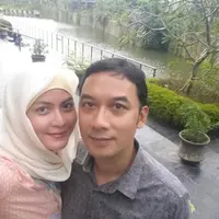 Usia pernikahan pemain sinetron Inez Tagor dan Adi Prabudi telah 19 tahun. Dari hasil buah cintanya, pasangan ini telah dikaruniai empat orang anak. Rumah tangganya juga jauh dari kabar miring. (dok. Pribadi)