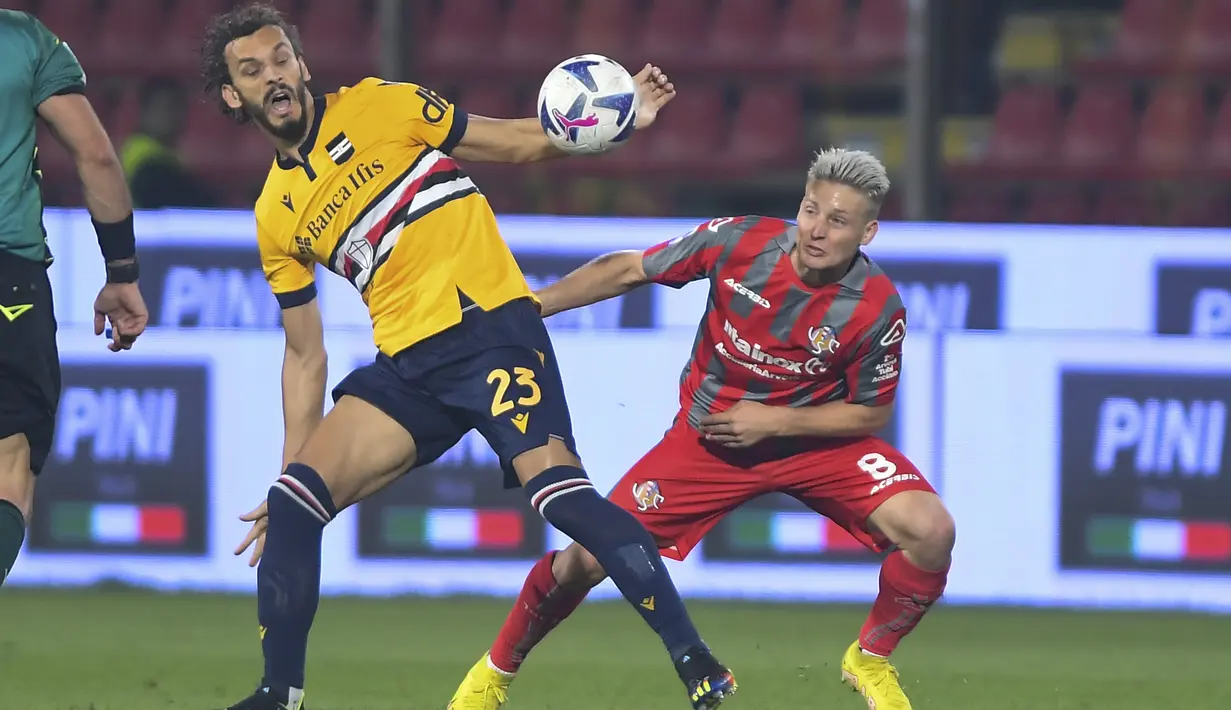 Penyerang Sampdoria Manolo Gabbiadini berebut bola dengan gelandang Cremonese Santiago Ascacibar pada pekan ke-11 ajang Serie A di Giovanni Zini Stadium, Senin (24/10/2022). Atas hasil ini Cremonese berada di urutan 19 pada klasemen Serie A. (Claudio Grassi/LaPresse via AP)