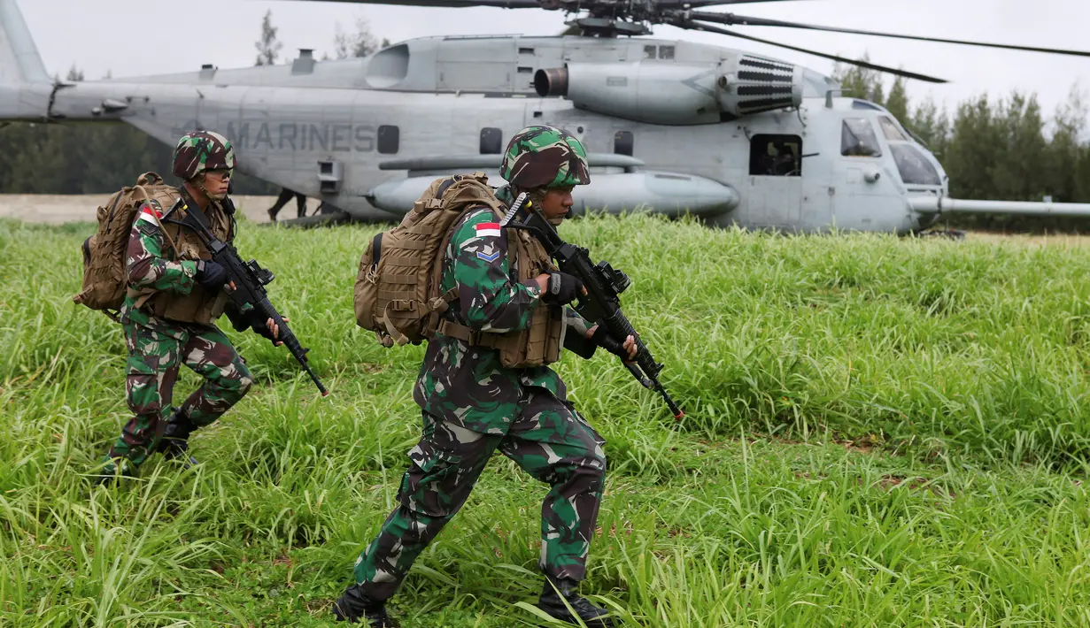 Pasukan Marinir Indonesia turun dari helikopter saat ambil bagian dalam latihan bersama tentara AS pada latihan militer The Rim of The Pacific (Rimpac) 2016 di Honolulu, Hawaii, Rabu (13/7). Rimpac 2016 digelar pada Juni-Juli 2016. (REUTERS/Hugh Gentry)