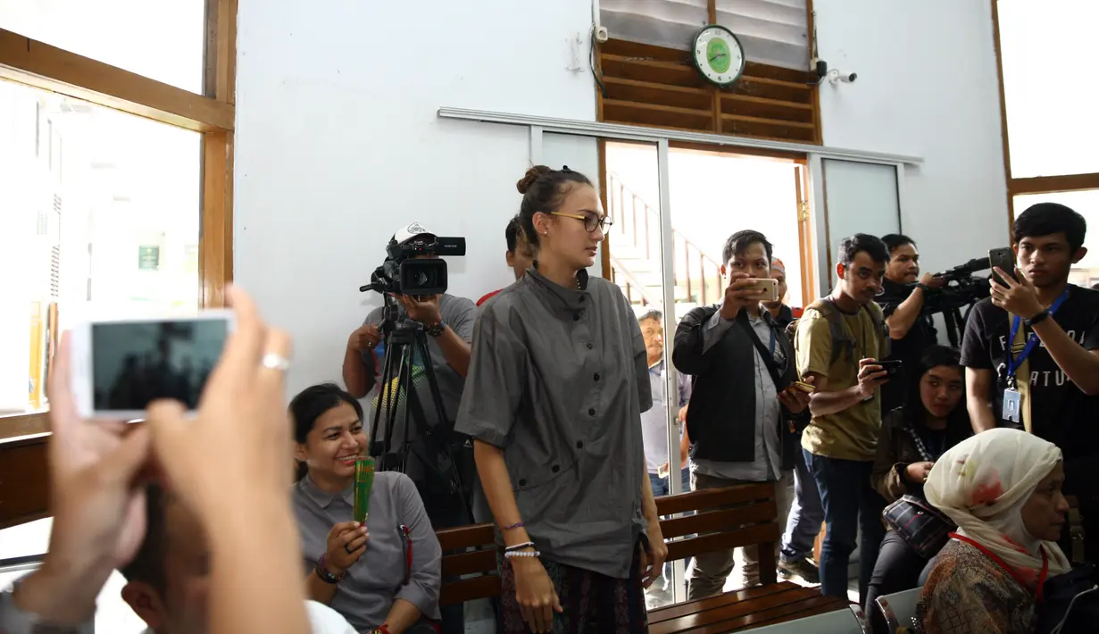 "Ya lega, untungnya nggak dipanggil-panggil lagi karena kan kemarin berhalangan terus tidak bisa hadir dan suratnya juga tidak sampai jadi hari ini saya datang semua tuntas, semua jelas," ujar Nadine Chandrawinata. (Nurwahyunan/Bintang.com)