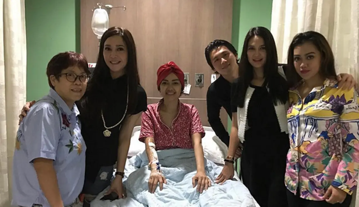 "Kalau yang saya baca, stadium 4 kadar kesembuhannya sedikit sekali 20 persen, dan jangka kehidupannya seperti yang dokter saya di singapura pernah diagnosa, 7 bulan atau mungkin bisa kurang lagi karena banyak hal."  Ujarnya. (dok. Instagram)