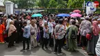 Antrean panjang warga yang hendak memasuki Istana Negara di Jakarta, Rabu (10/4/2024). (Liputan6.com/Angga Yuniar)