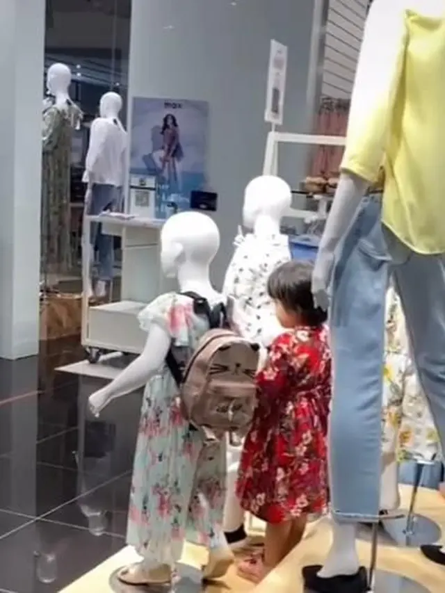 Dikira Hilang di Mal, Aksi Bocah Menyamar Jadi Manekin Ini Kocak Banget