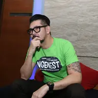 Sebagai seorang ayah, Ferry Salim memang memiliki daya tarik tersendiri. Aktor yang telah memiliki tiga orang anak yang sudah semakin dewasa ini tak kehilangan paras tampan dan pesonanya sebagai seorang pria sejati. (Andy Masela/Bintang.com)