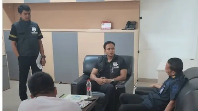 WN China tombak penyu di Raja Ampat Saat Diamankan Imigrasi
