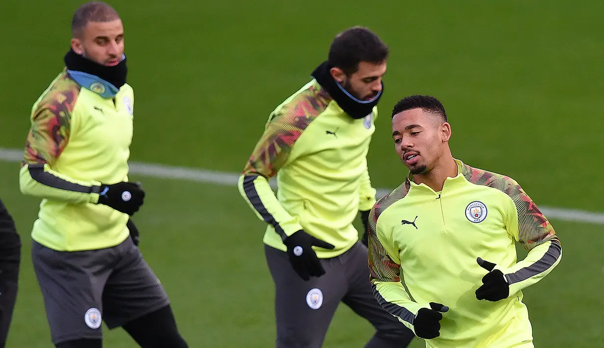 Pemain Manchester City Kyle Walker (kiri), Bernardo Silva (tengah), dan Gabriel Jesus berlatih jelang menghadapi Shakhtar Donetsk pada pertandingan Grup C Liga Champions di City Football Academy, Manchester, Inggris, Senin (25/11/2019). (Paul ELLIS/AFP)