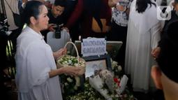 Keluarga, kerabat, dan masyarakat turut mengantarkan jenazah Titiek Puspa ke tempat peristirahatan terakhir di Tempat Pemakaman Umum (TPU) Tanah Kusir, Jakarta. Tampak dalam foto, penyanyi senior Vina Panduwinata saat menghadiri prosesi pemakaman penyanyi dan artis legendaris Titiek Puspa di Tempat Pemakaman Umum (TPU) Tanah Kusir, Jakarta Selatan, Jumat, 11 April 2025. (Liputan6.com/Herman Zakharia)