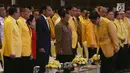 Ketua Umum Golkar, Airlangga Hartarto memberikan salam kepada Presiden Joko Widodo (Jokowi) dan Ketua Umum PDIP Megawati Soekarnoputri saat perayaan HUT ke-54 Partai Golongan Karya (Golkar) di Jakarta, Minggu (21/10). (Liputan6.com/Angga Yuniar)