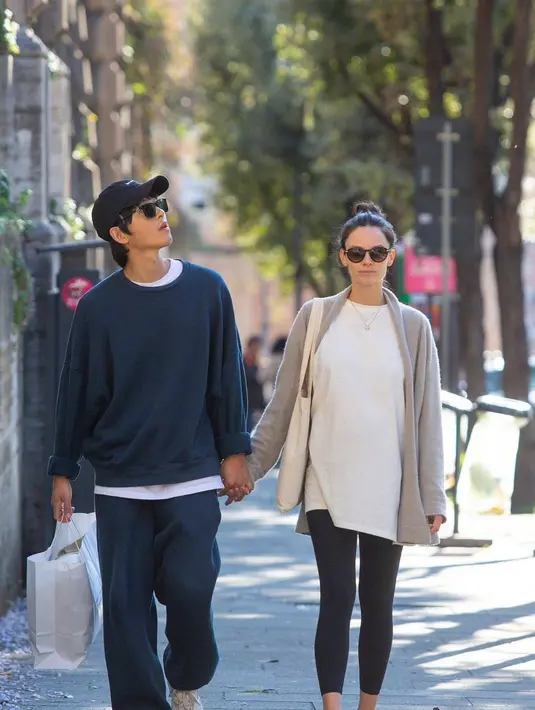 Dari foto yang beredar, keduanya tampil serasi dengan outfit santai.