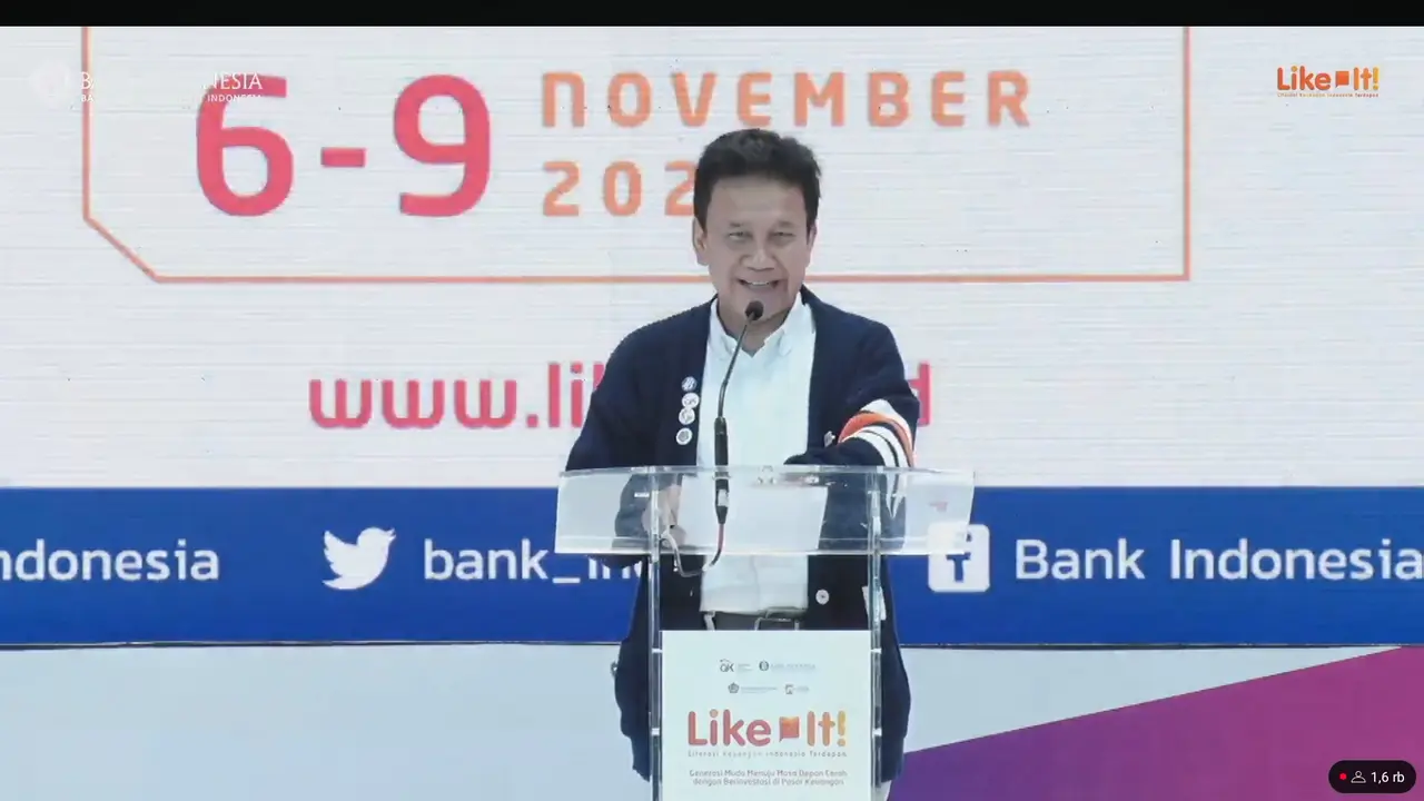 Wakil Ketua Dewan Komisioner Otoritas Jasa Keuangan (OJK) Mirza Adityaswara dalam acara Literasi Keuangan Indonesia Terdepan (LIKE It), di Gandaria City Mall, Jakarta Selatan, Rabu (6/11/2024). (Tira/Liputan6.com)