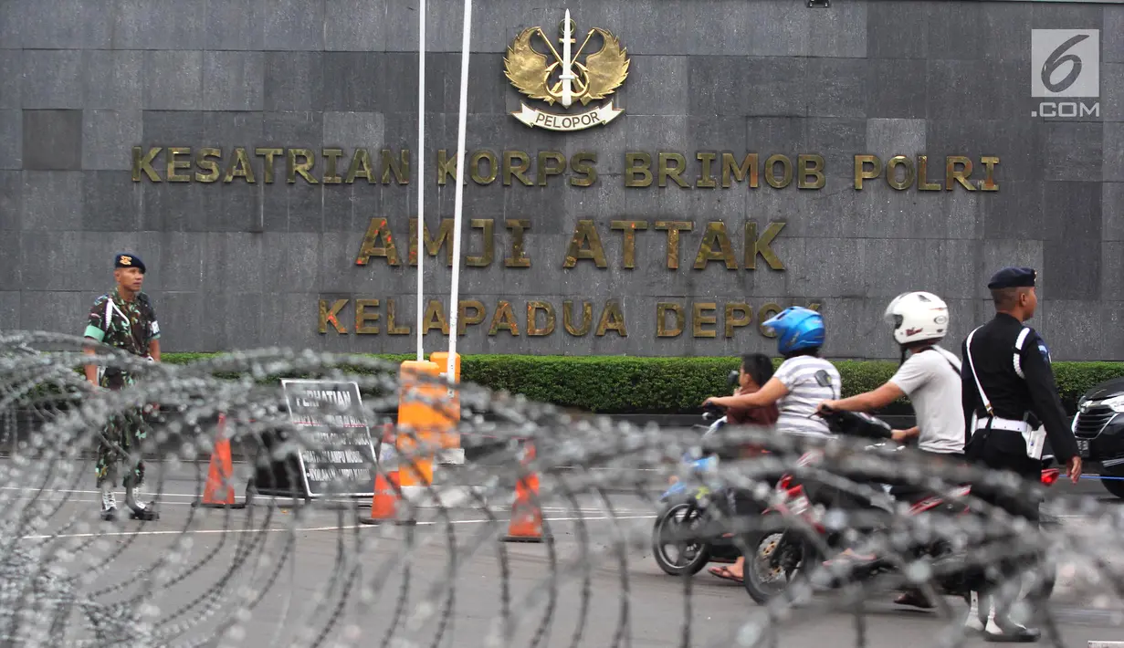 Kawat berduri melingkar di depan Mako Brimob, Kelapa Dua, Depok, Kamis (24/1). Polisi sudah mulai melakukan penjagaan di hari kebebasan Basuki Tjahaja Purnama atau BTP alias Ahok. (liputan6.com/Herman Zakharia)