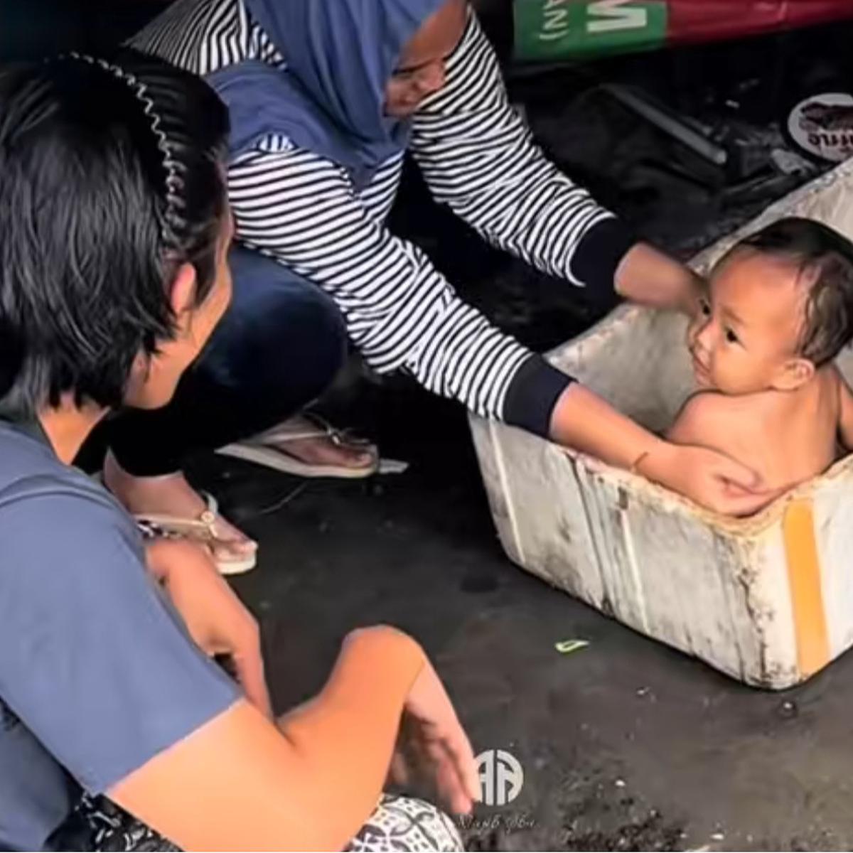 bayi tinggal di kolong jembatan