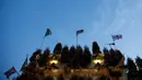 Pohon natal dan lampu warna-warni menutupi bangunan bar Churchill Arms di London, Inggris, 20 Desember 2016. Dalam rangka menyambut Natal, lebih dari 80 pohon natal dan hampir 22.000 lampu berkelap-kelip tampak menghiasi bar tersebut. (REUTERS/Neil Hall)