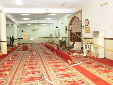 Kondisi bagian dalam masjid setelah terjadinya bom bunuh diri di Abha, Kamis (6/8/2015). Sedikitnya peristiwa ini menewaskan 15 orang. (REUTERS/Saudi Press Agency/Handout)