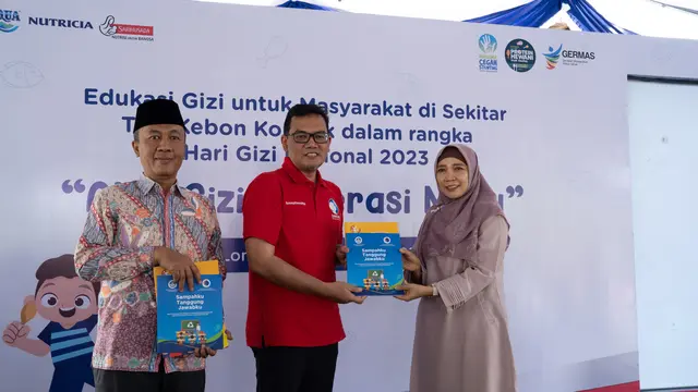 Sustainable Development Director Danone Indonesia, Karyanto Wibowo bersama Wakil Gubernur NTB Dr Hj Sitti Rohmi Djalilah dan Bupati Lombok Barat H Fauzan Khalid usai memberikan edukasi gizi di NTB. (Sumber: Dokumentasi Danone Indonesia)