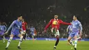 Penyeranga Manchester United, Marcus Rashford mengontrol bola dari kawalan dua pemain Bournemouth, Chris Mepham dan Adam Smith pada pertandingan lanjutan Liga Inggris di Old Trafford di Manchester, Inggris, Rabu (4/1/2023). Tambahan tiga poin membuat MU kukuh di posisi keempat klasemen Liga Inggris dengan 35 poin. (AP Photo/Dave Thompson)