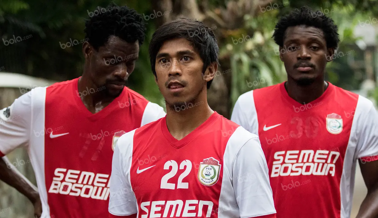 Ekspresi bek sayap PSM Makassar, Ardan Aras, saat mendengarkan arahan pelatih usai latihan di sekitar perumahan Patra Jasa, Jakarta Selatan, Jumat (8/4/2016). (Bola.com/Vitalis Yogi Trisna)